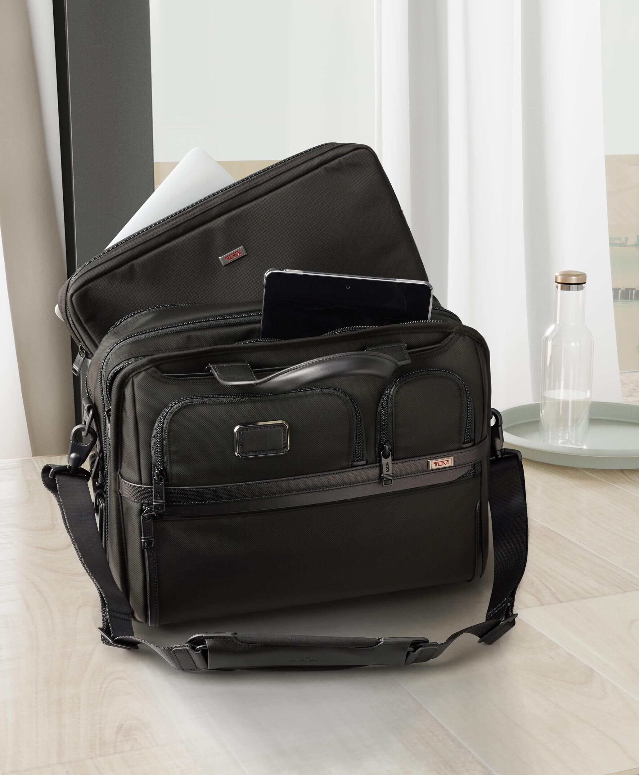 tumi alpha 3 expandable tote